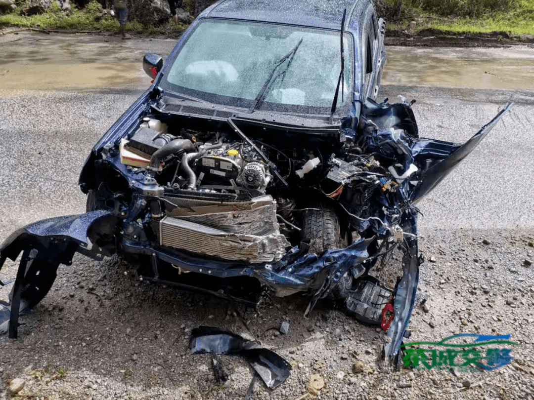 普洱:一个动作,让一辆车车头报废!