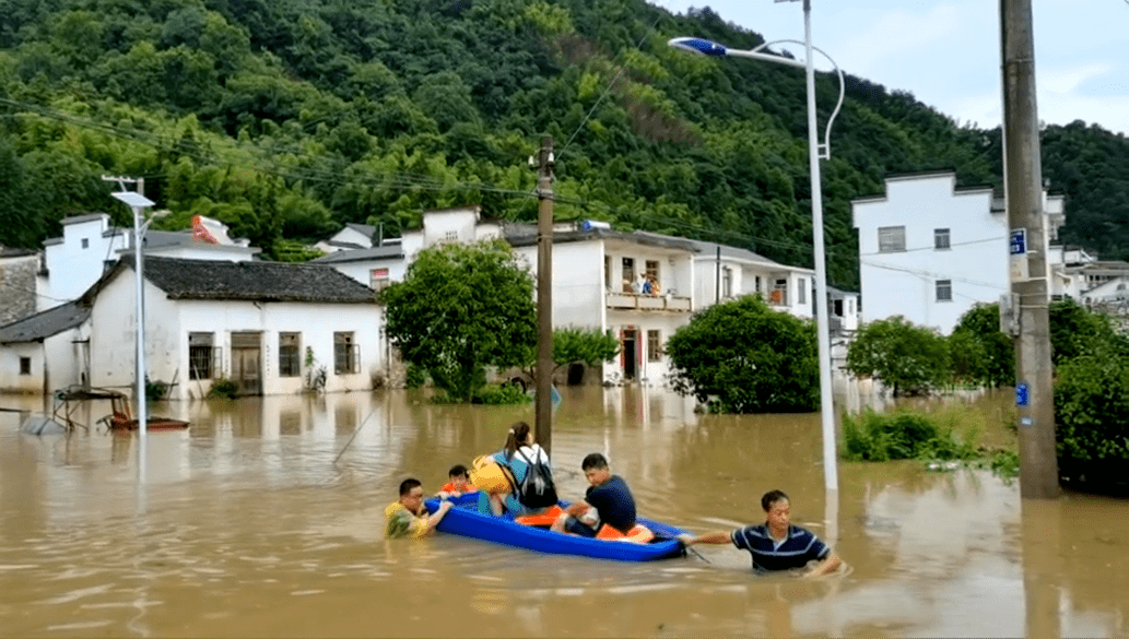 安徽暴雨!道路被淹,車輛被困…救援現場曝光!