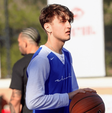 22岁女神收割机anwarhadid400w美元入手160㎡玻璃树屋星空下洗澡睡觉