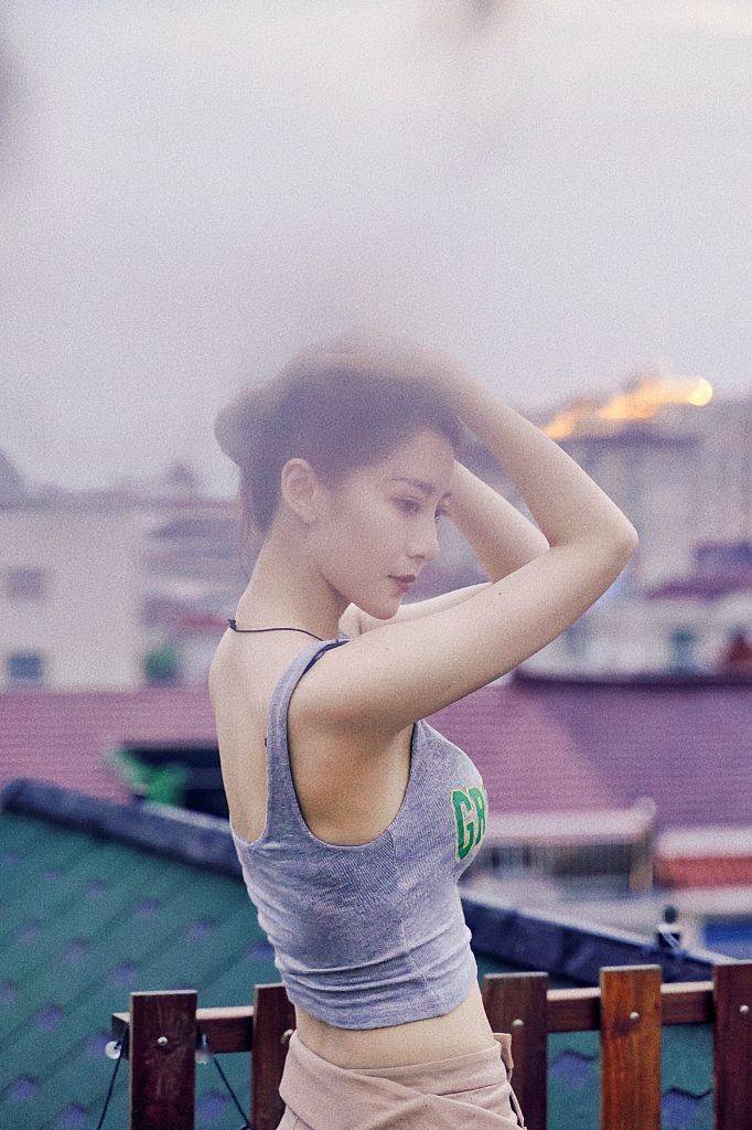 吕艳蓓新剧热拍备受瞩目 元气写真曝光气质迷人_万象