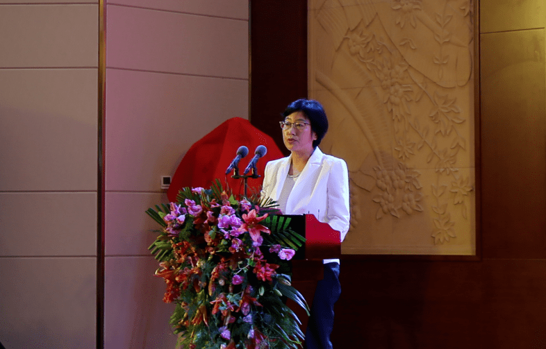 辽宁省科技厅农业科技处处长张东群,朝阳市科技局局长李鸿雁分别就