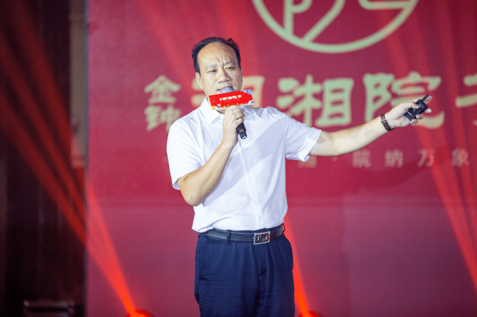 随着发布会澎湃启幕,金钟集团董事长钟训勇先生上台致辞.