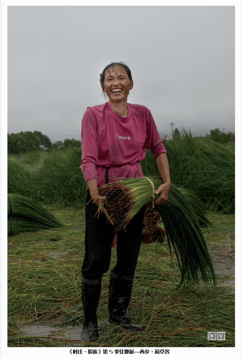 万里的这群师生为割草工人办了一场摄影展