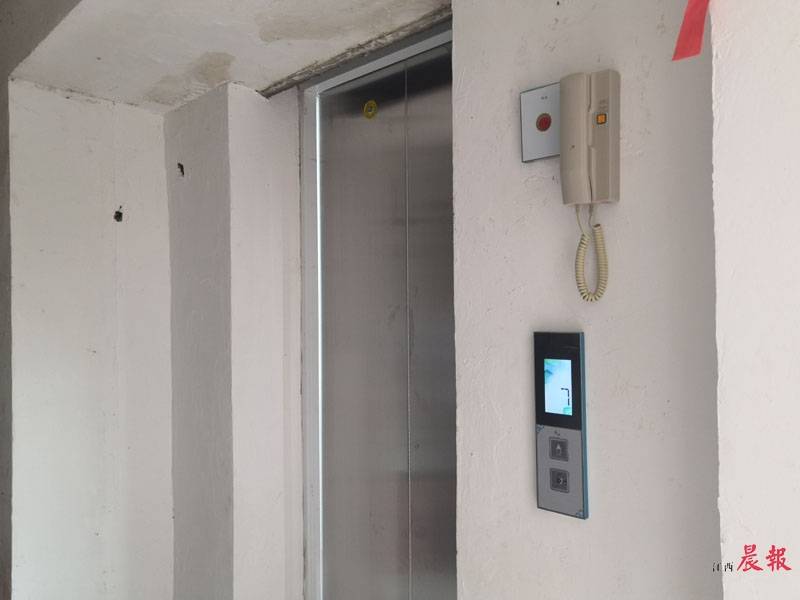 师大附中家属楼4号楼1单元加装的电梯门