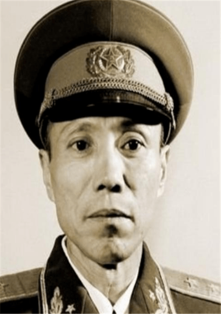 程世才此时,敌人的一发炮弹直冲院子而来,砸在张家后院的墙上,顿时