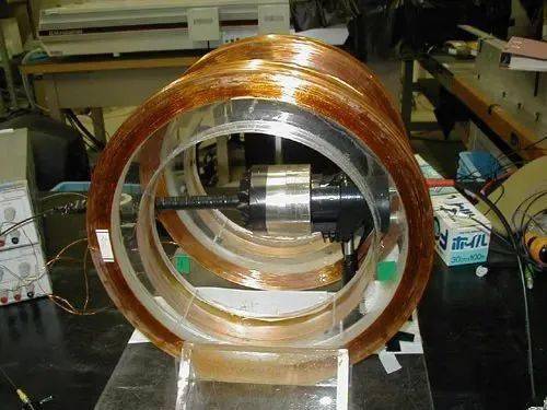 声音;他甚至还曾研究过电磁振荡,那个能在小范围内制造出均匀磁场的"