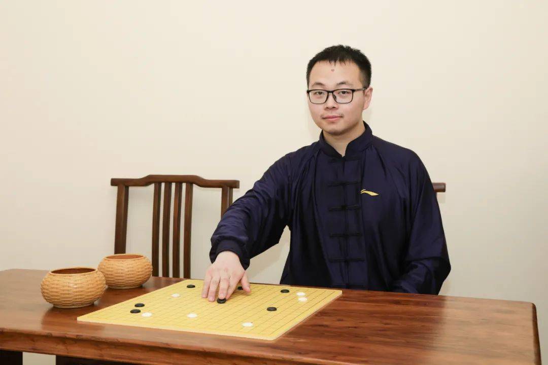 曾深造于聂卫平围棋道场,与新晋职业棋手袁斯童,于清泉,吴依铭,王楚轩