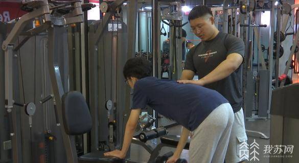 男子|男子健身后腿软，爬进电梯！医生提醒：过度健身危害大！