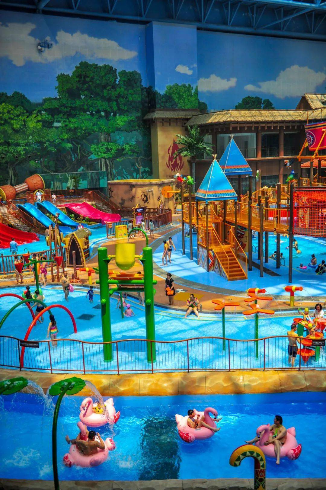 部落水堡,戏水广场,儿童滑梯则是孩子们的乐园.