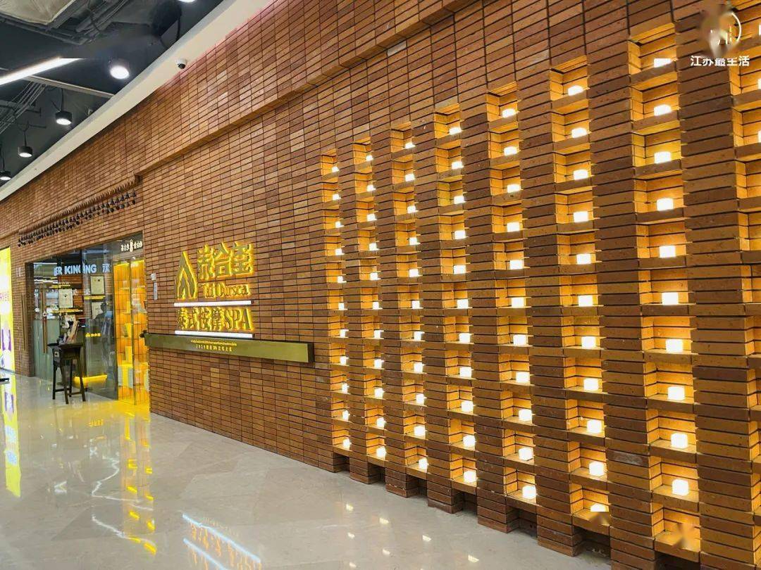 对啦,乐基广场路边都是不能停车的,常常有交警贴单,所以一定一定要老