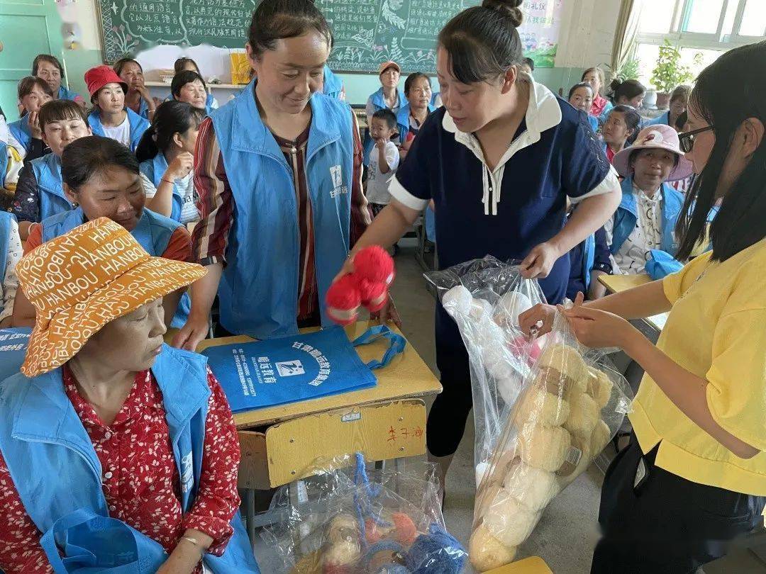 甘肅東鄉婦聯) 7月7日,東鄉縣婦女技能培訓在汪集鎮包家村(刺繡),河灘