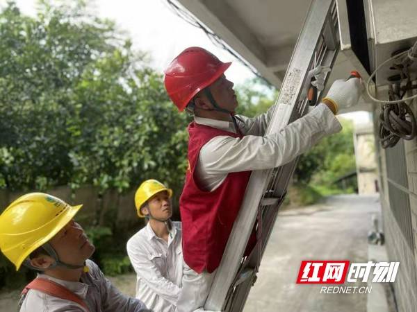 工作人員認真細緻檢查了該村用戶家中的下戶線,進戶線,電器開關,大