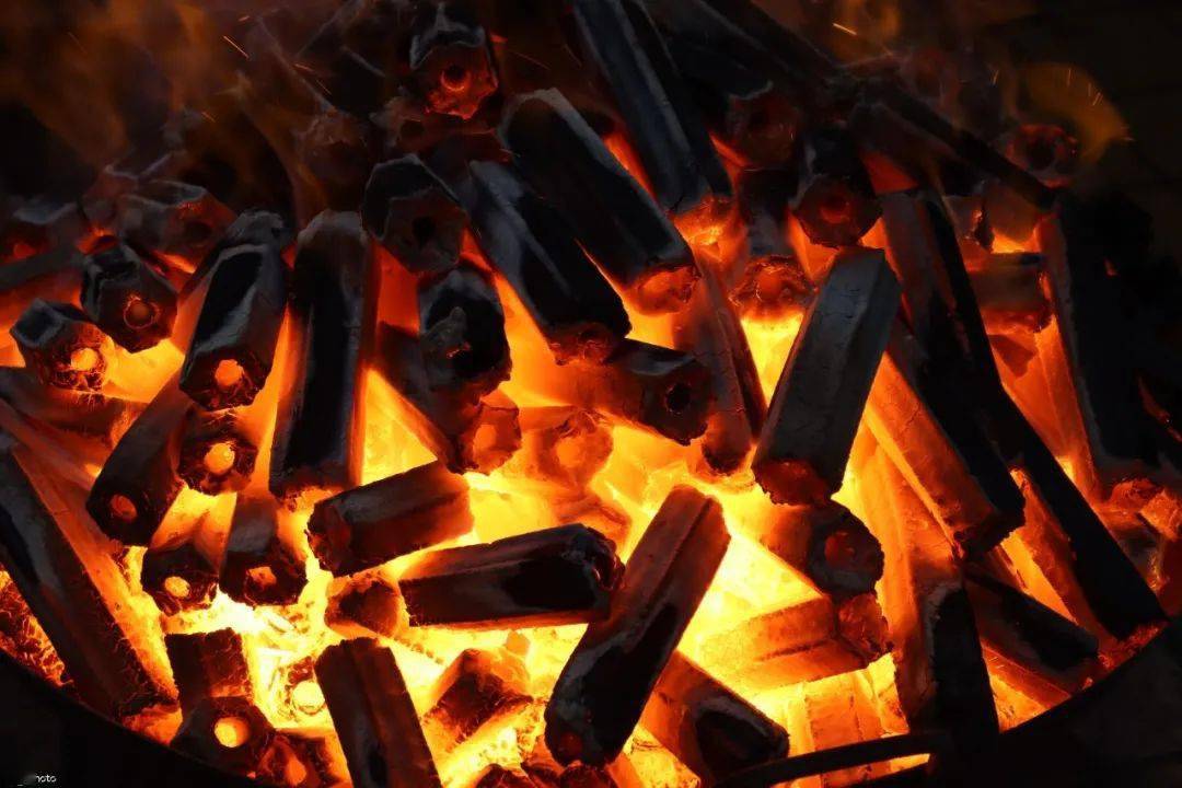 很多人冬天习惯在卧室内烧炭取暖,由于燃烧不充分,导致一氧化碳中毒.