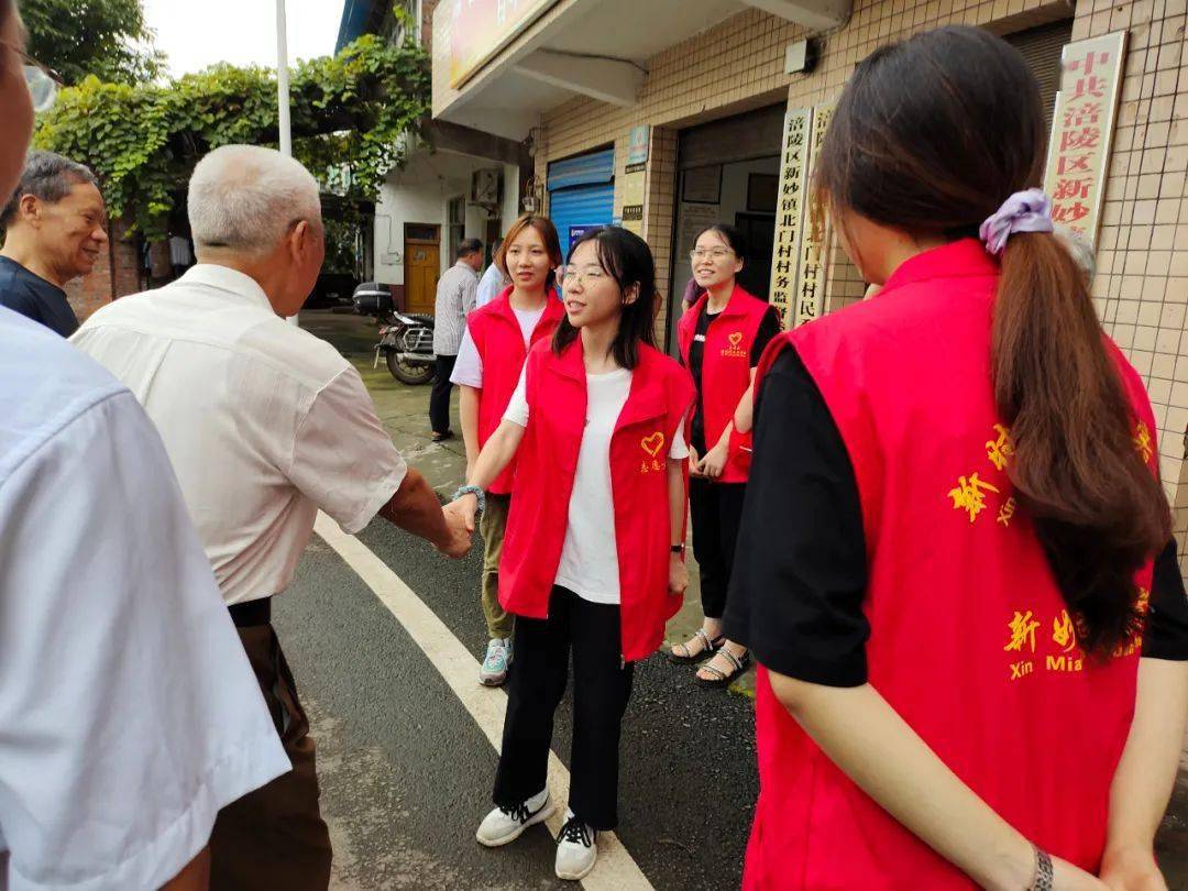 龙书记与志愿者们亲切握手交谈龙书记强调关工委就是关心爱护下一代的