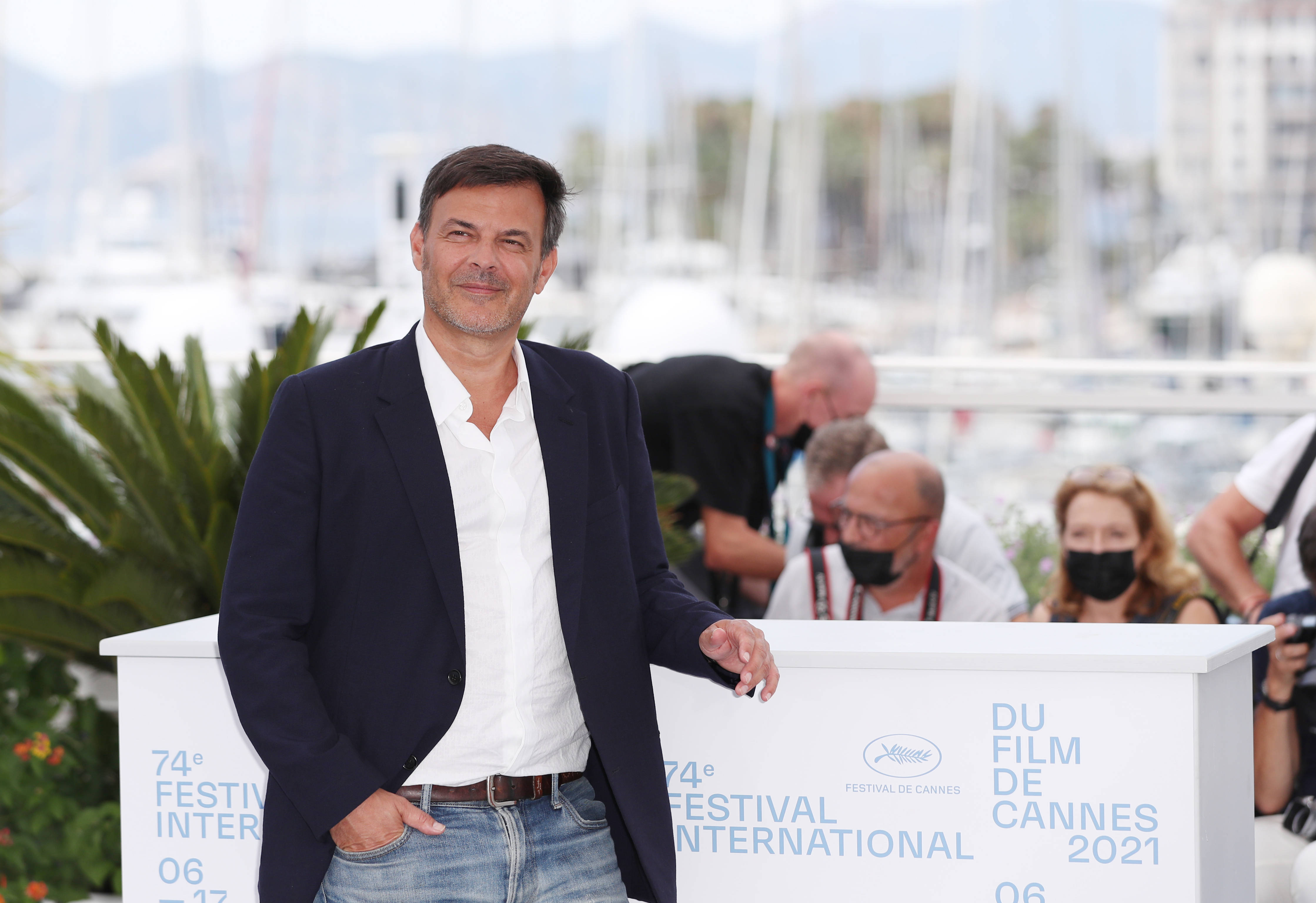 7月8日,导演弗朗索瓦·欧容在法国戛纳出席影片《一切顺利》拍照式