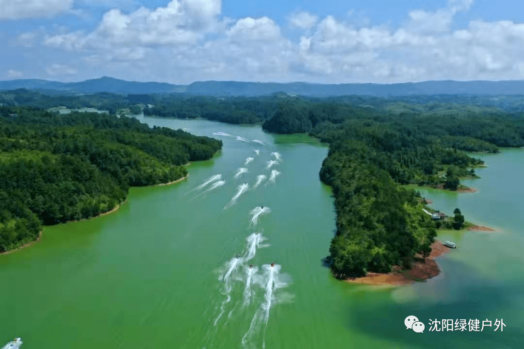 百丈漈山在碧湖上人在水云间