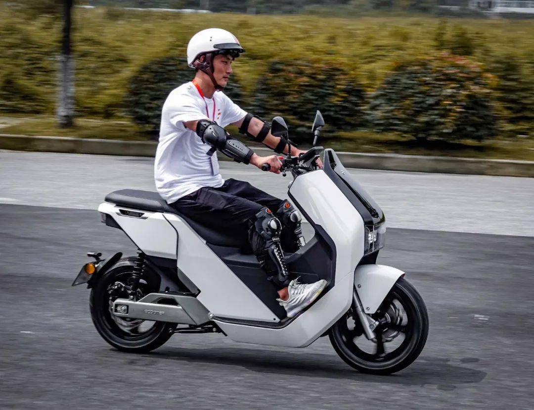 大阳e客e5破界而来极致体验打造行业高端电摩新标杆