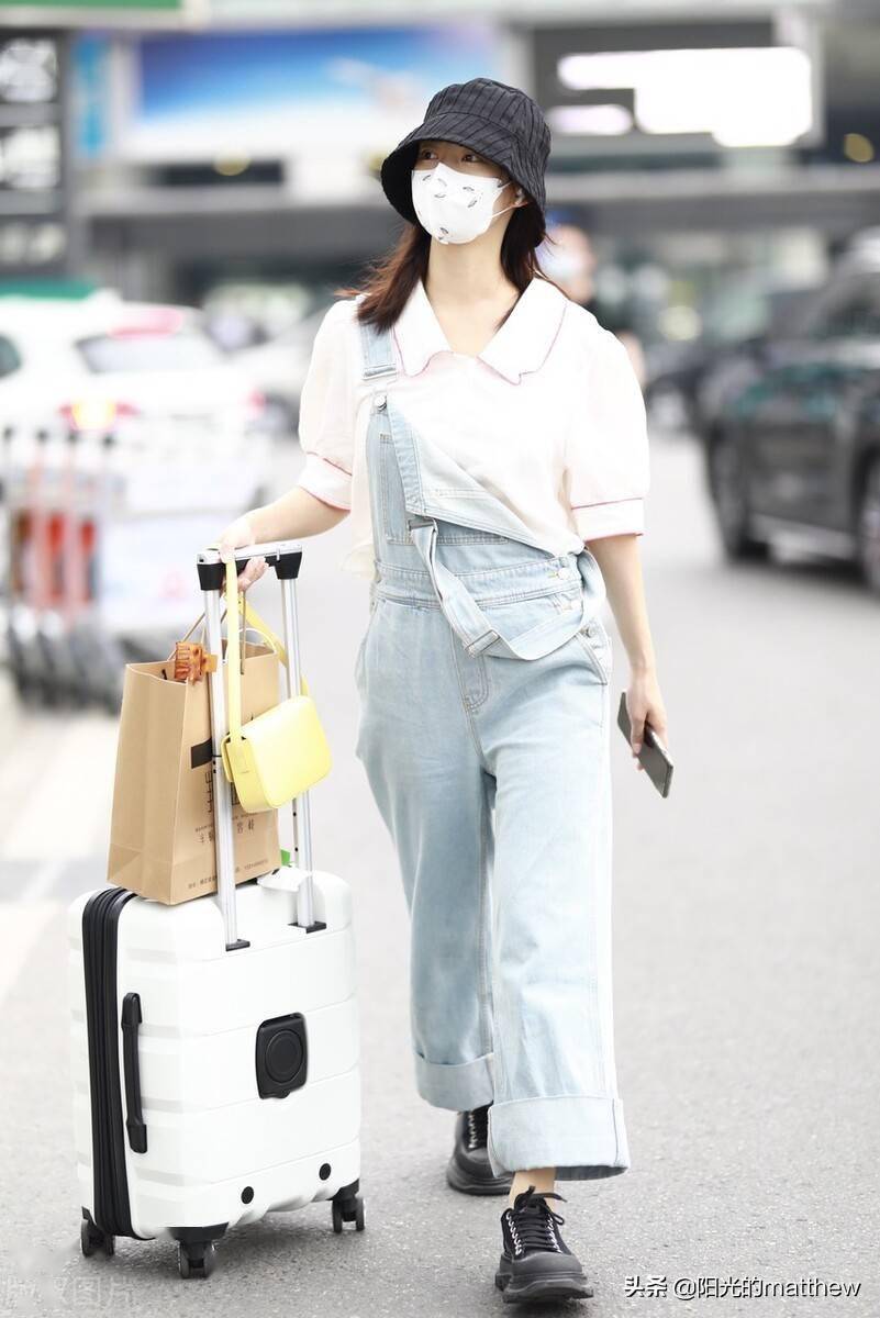 街拍陈雨锶少女感满满身白色衬衫背带裤头戴渔夫帽休闲随性
