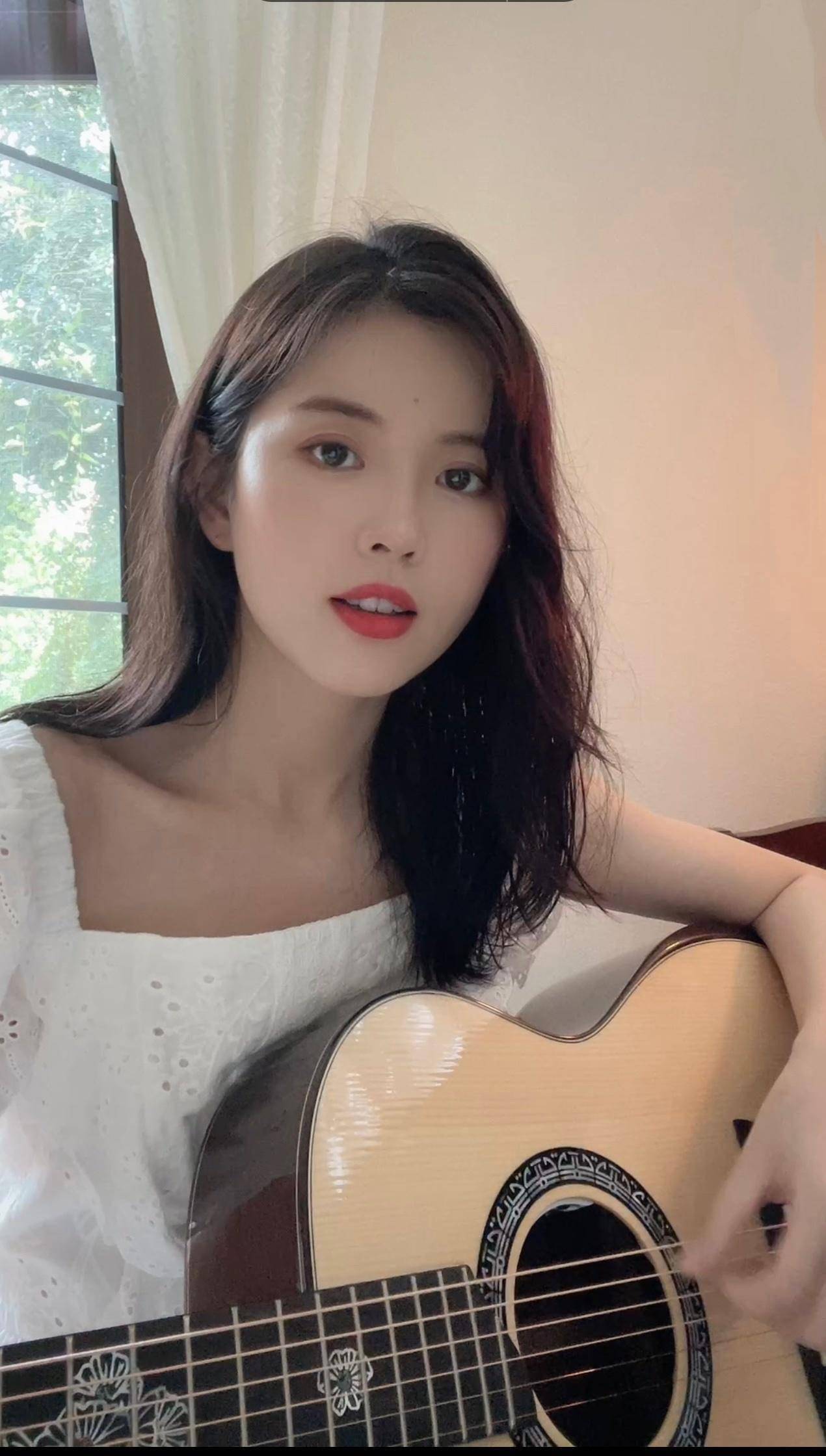 网红钟恩淇官宣离婚30岁颜值依然抗打衣品穿搭越来越成熟