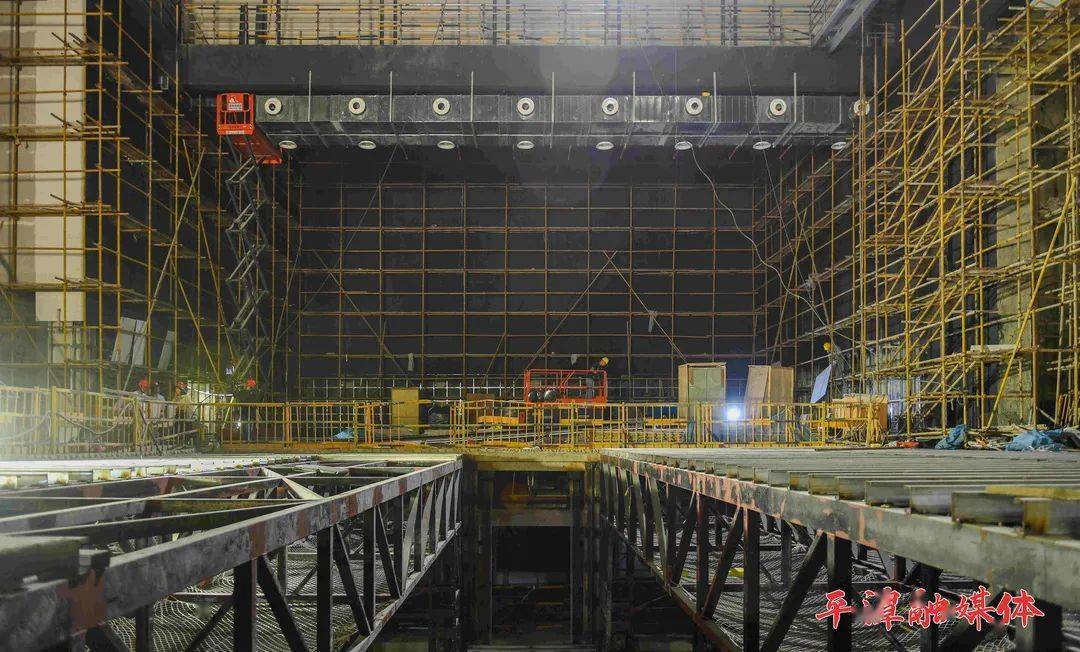 平潭国际演艺中心的大剧院 已进入舞台安装施工 8月份将完成外立面