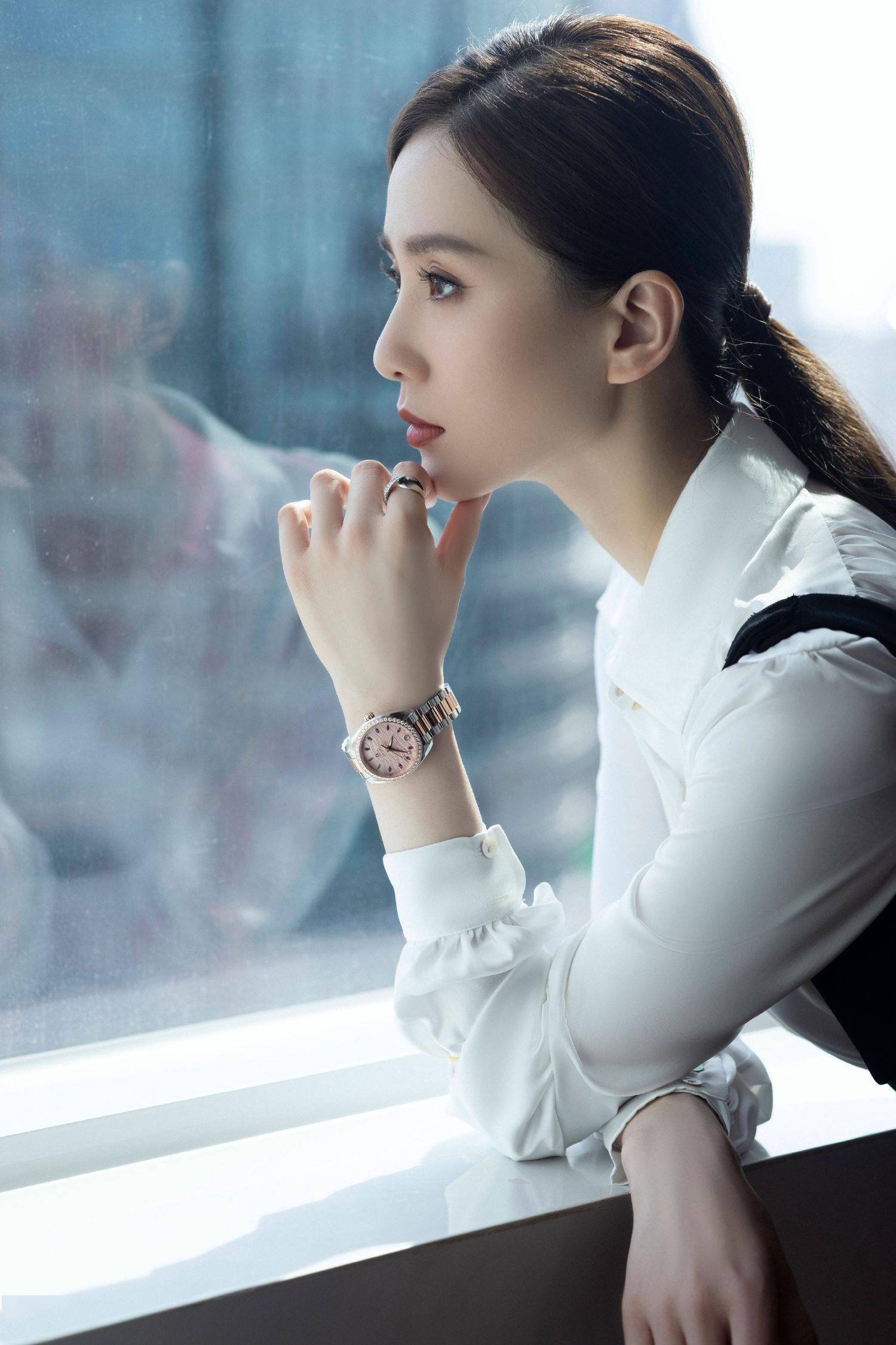 [消息]刘诗诗亮相"繁花·星海"品牌巡展上海站 白衬衫阔腿裤尽显优雅