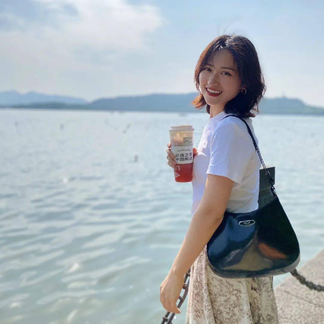 百生写百师高一12班班主任吴伟婷在二月遇见了春天一般的班主任