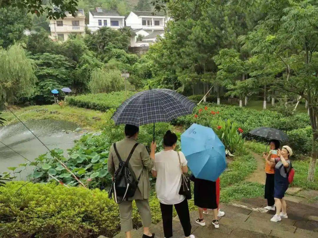 目前毛岙村已開辦有農家樂10餘家,可同時接待700餘人用餐,農家樂經營