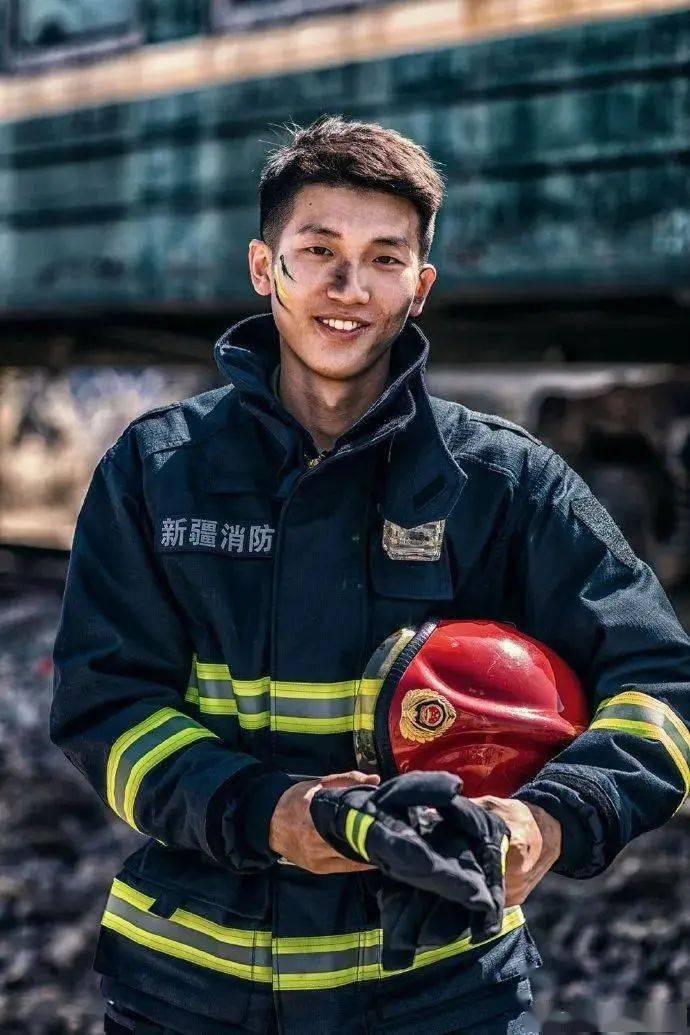 “新疆最帅消防员”爆红，撞脸彭于晏。