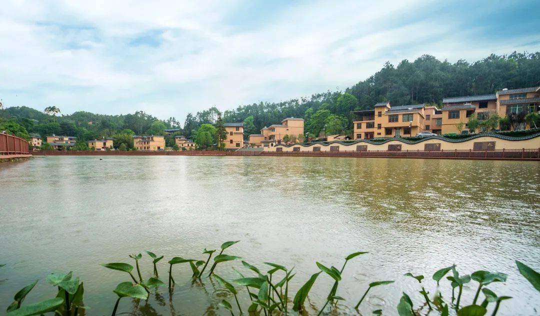 文昌阁(又名文阁亭)位于定南县老城镇黄砂口村的定南至老城公路南侧.