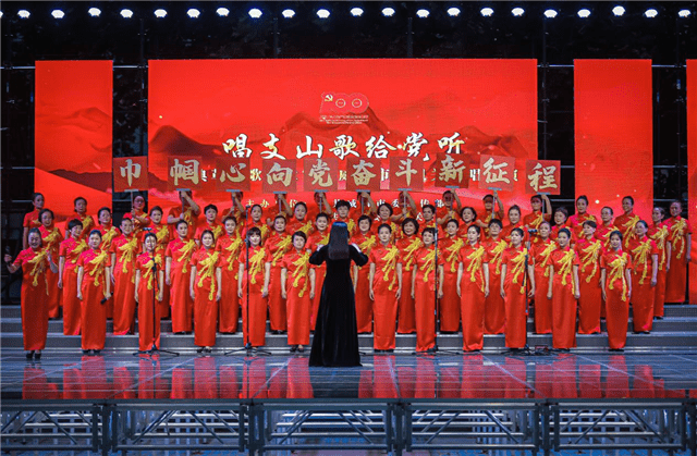 《保卫黄河》7月9日晚,威海市人民广场歌声嘹亮,掌声迭起,"唱支山歌给