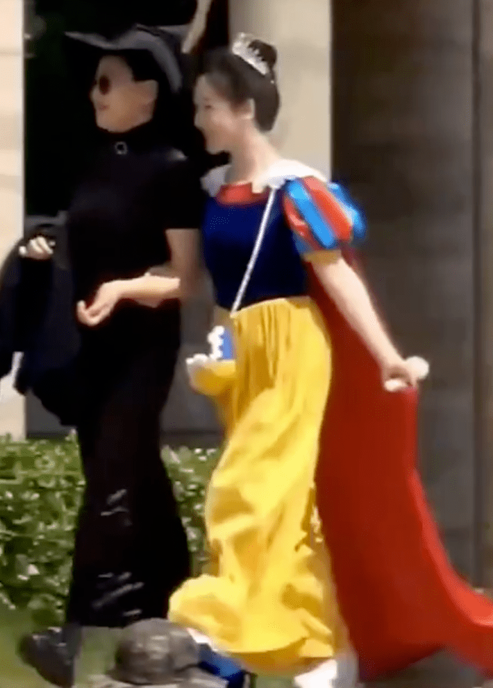 宋丹丹杨紫合体录节目，穿紧身衣打扮成贵妇样，但老了就是老了！_显得