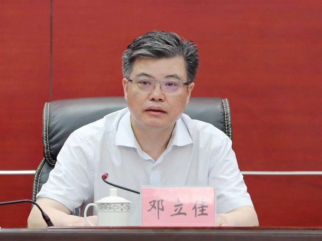 在两个小时的报告中,徐华清以《对碳达峰碳中和的几点认识与思考》