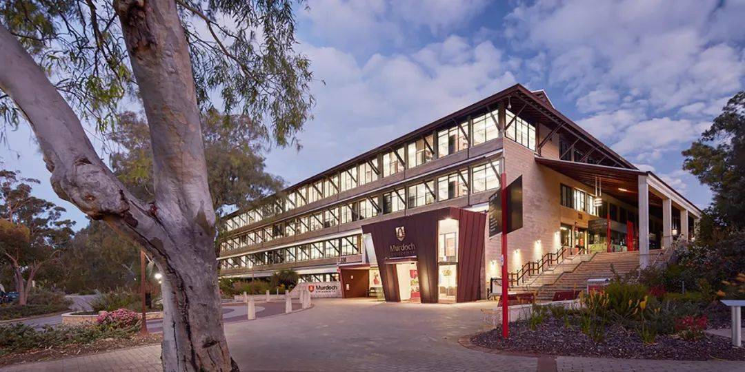 莫道克大学被批对员工采取"封口政策",还被评为"全澳最爱打官司的大学