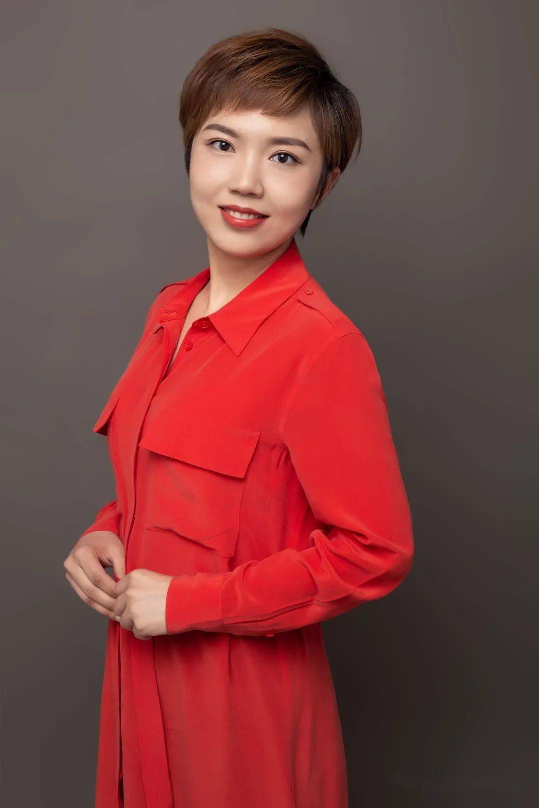 主持节目有《午间新闻》,《酷评杂谈》,《呼和浩特新闻》.