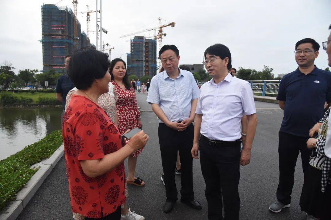 在三水园电子医保凭证激活宣传点,丁春华询问市民电子医保凭证激活