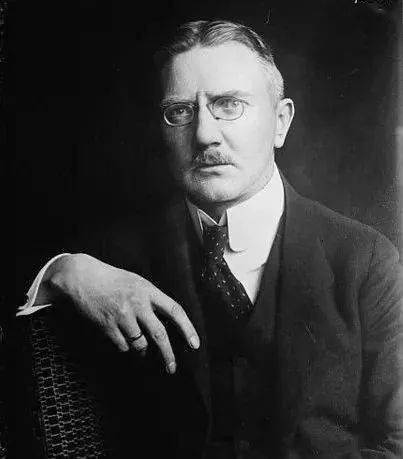 财政危机不力的旧官僚施米特,召见并邀请亚尔马·沙赫特主持经济部