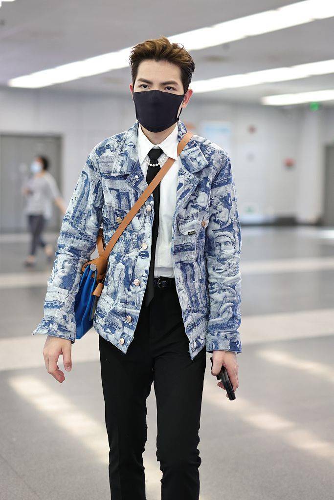 黑色|萧敬腾穿印花夹克外套黑色紧身裤 时髦有型“帅惨了”
