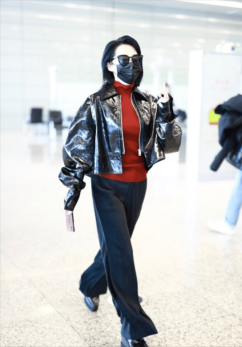 许晴真看不出50 的年纪,黑色皮衣穿得很飒爽,魅力真挺强_进行