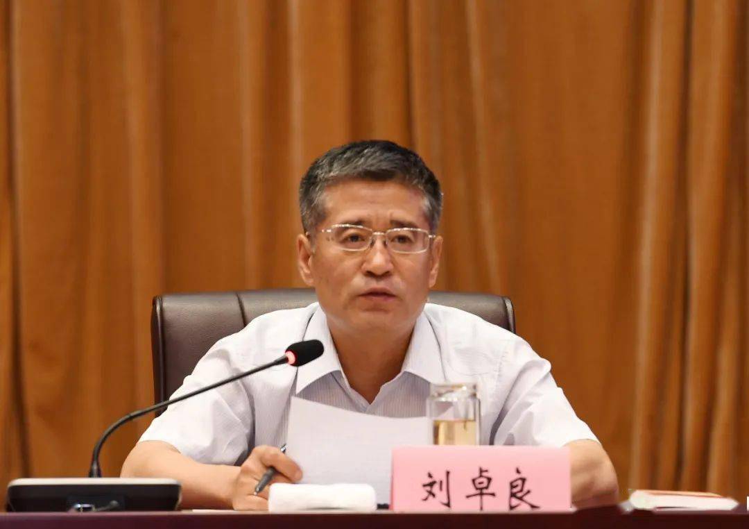 刘卓良作工作安排部署.  刘纪森摄