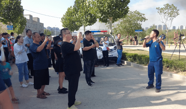 在劉灣村村口空地上,隨著一陣火苗躥起,五輛電動自行車已經開始熊熊