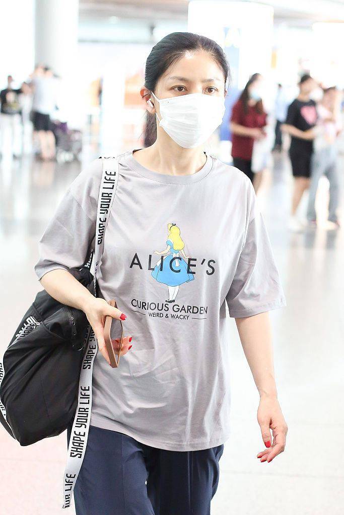 2021年7月10日,北京,胡可机场街拍. 挎包:shape your life