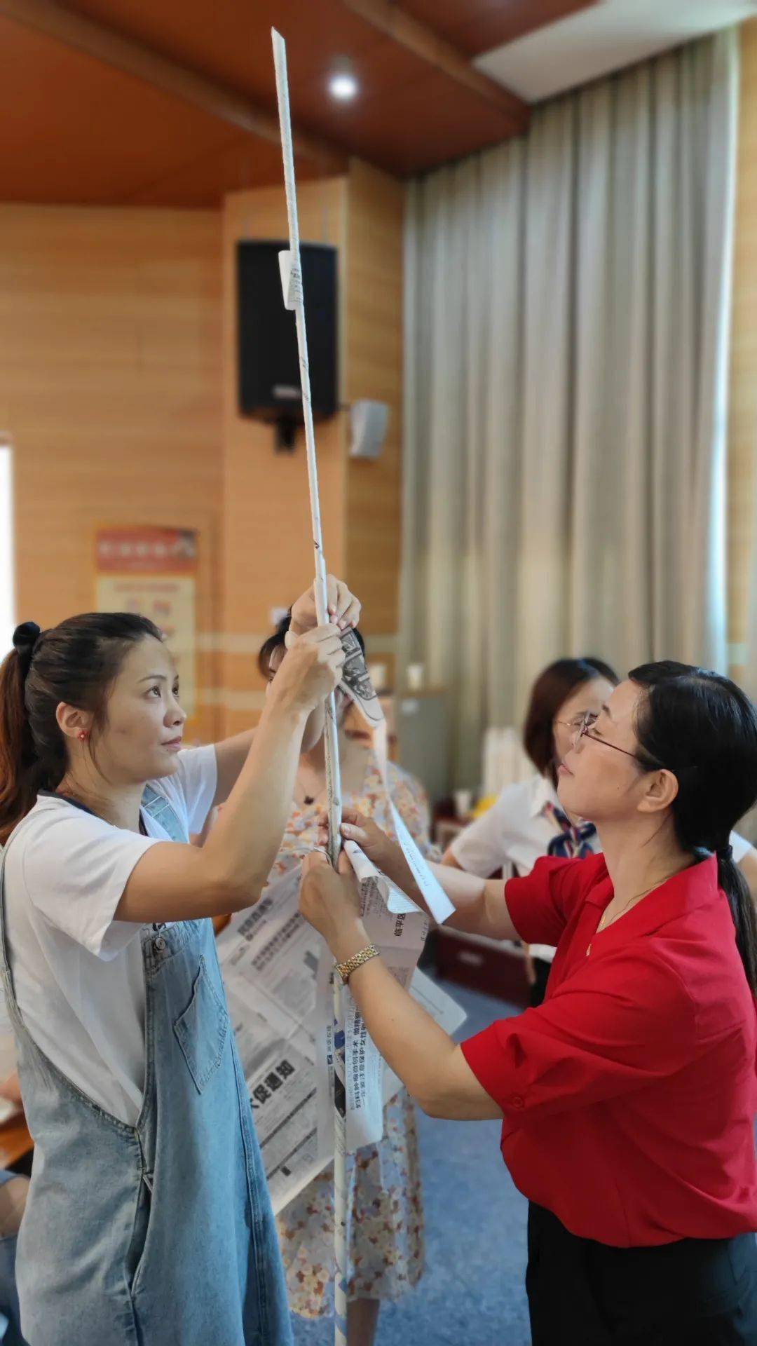 左右滑动查看更多搭纸塔游戏被称为不可能完成的游戏,可这样的挑战,却