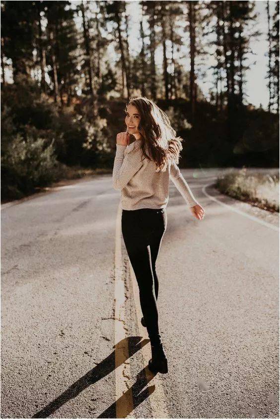 巧妙借位:充满趣味性的照片,都是通过巧妙借位实现的.