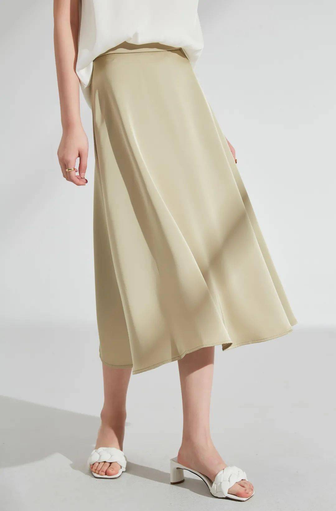 随着法式风的崛起,又欲又撩的"缎面裙"绝对身居人气榜单之中,垂坠感和