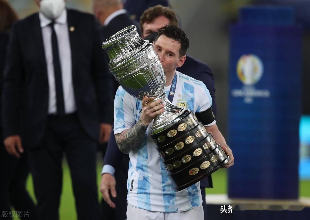 阿根廷时隔28年再次登顶美洲杯梅西亲吻奖杯品尝冠军滋味