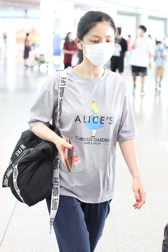 2021年7月10日,北京,胡可机场街拍. 挎包:shape your life