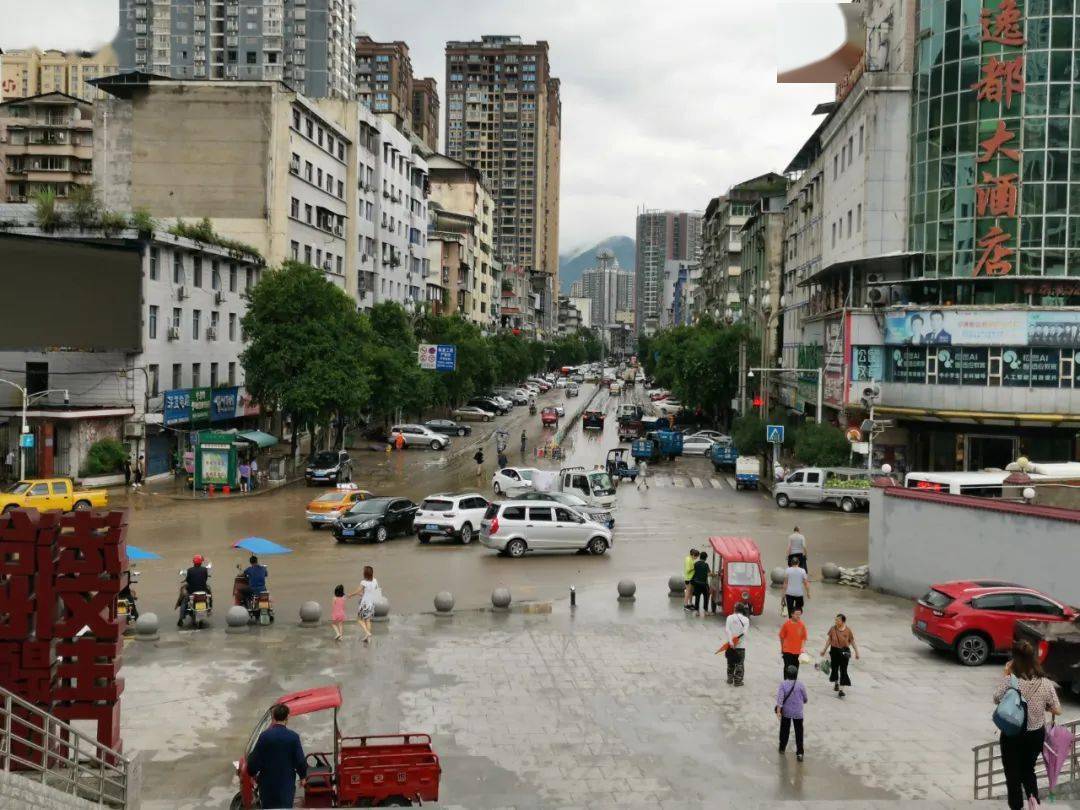 开展清理工作 城市秩序迅速恢复 ▼ 来源 | 万源市融媒体中心 编辑