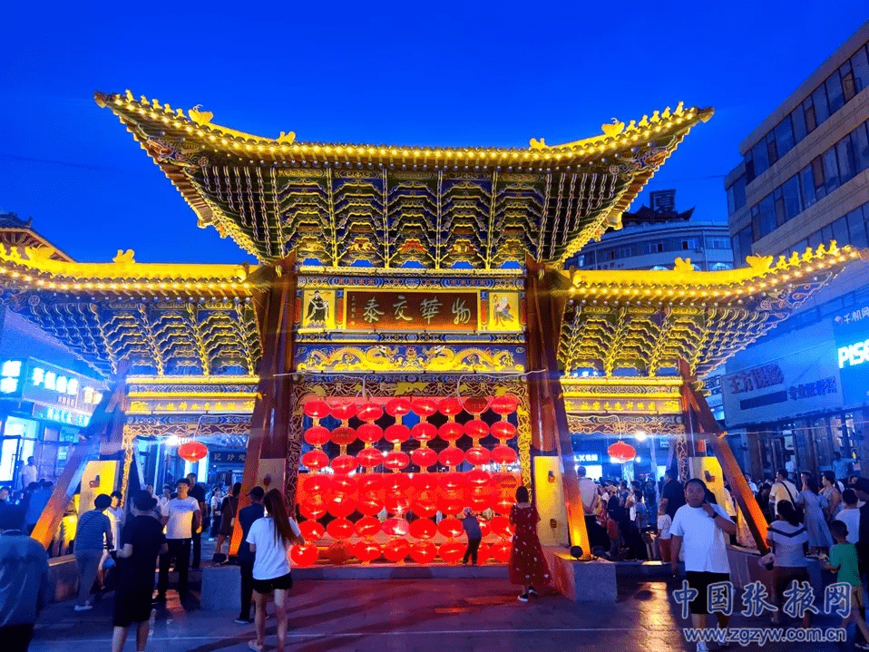 突然火遍"抖音""朋友圈",游人食客比肩接踵,热闹场面堪比"大唐不夜城"