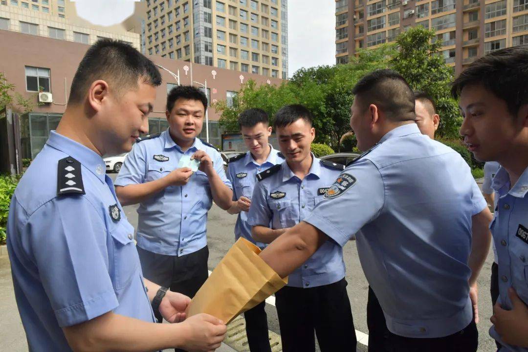 9日上午检苑小区内,湖北省大冶市公安局举行了简短的民警公寓入住仪式