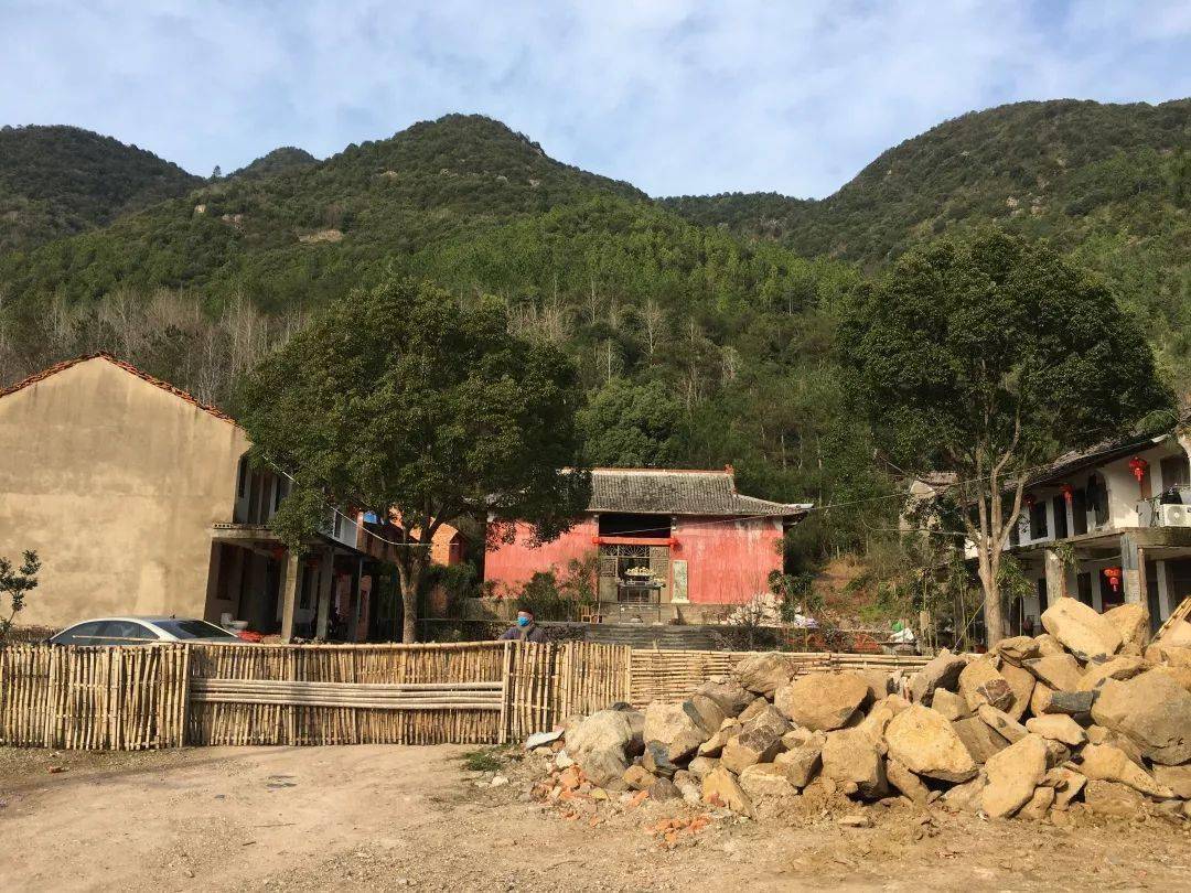 7月11日,天台洪畴镇的天明寺内梵音阵阵,喜气洋洋,该寺大雄宝殿奠基